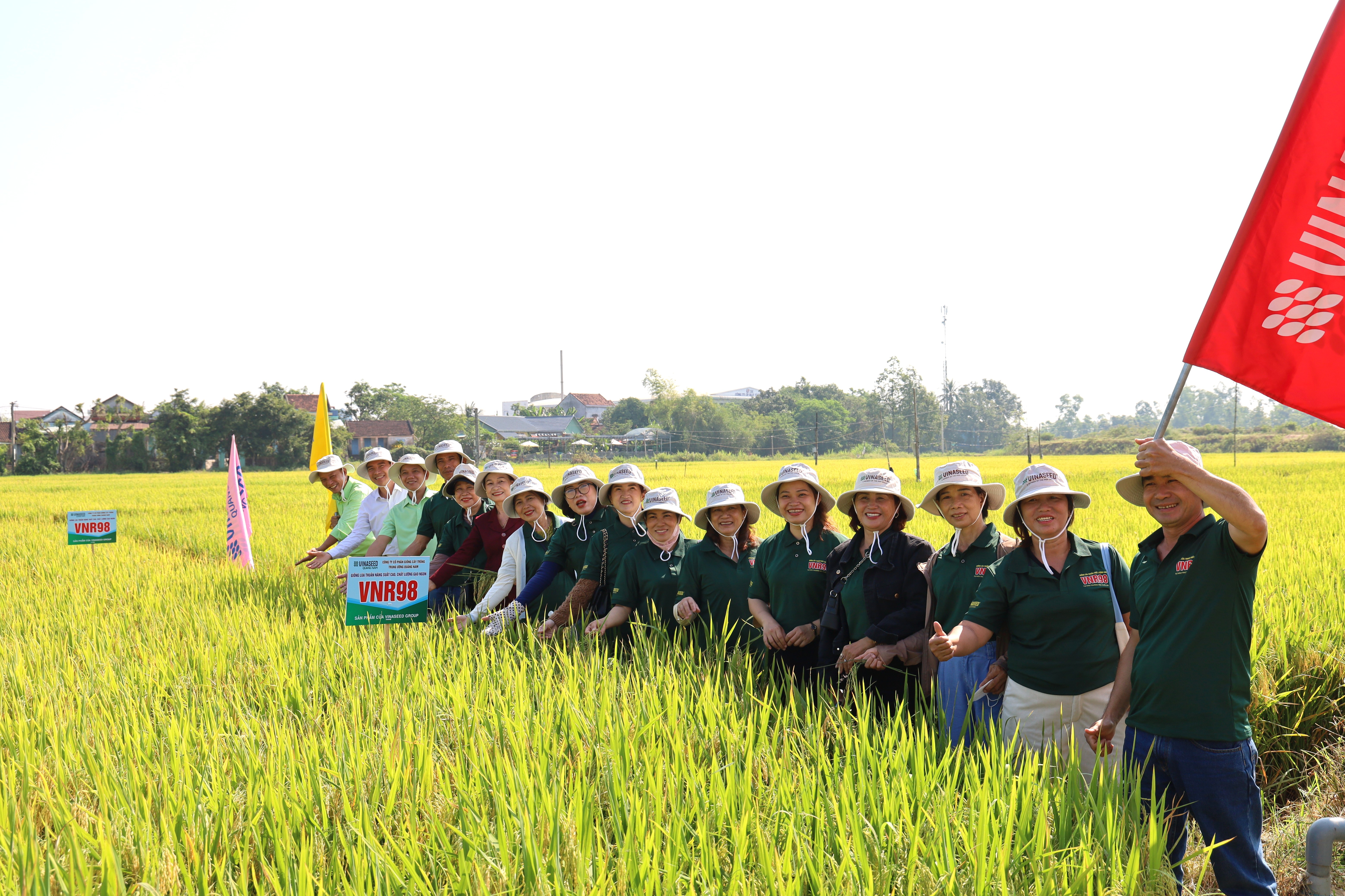 Cùng nhìn lại lễ ra mắt giống lúa thuần năng suất, chất lượng cao VNR98